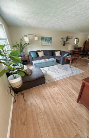 Charming, pet-friendly home close to Oakmont & a short drive to Pittsburgh